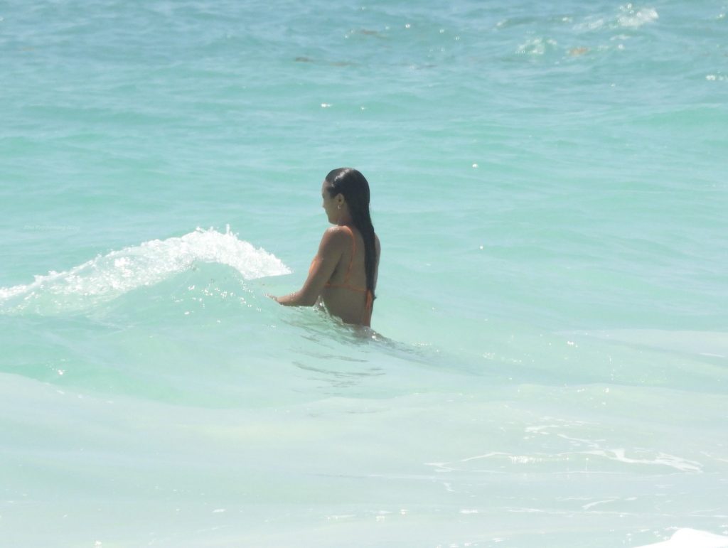 Lais Ribeiro Takes a Dip in the Ocean in Mexico (63 Photos)
