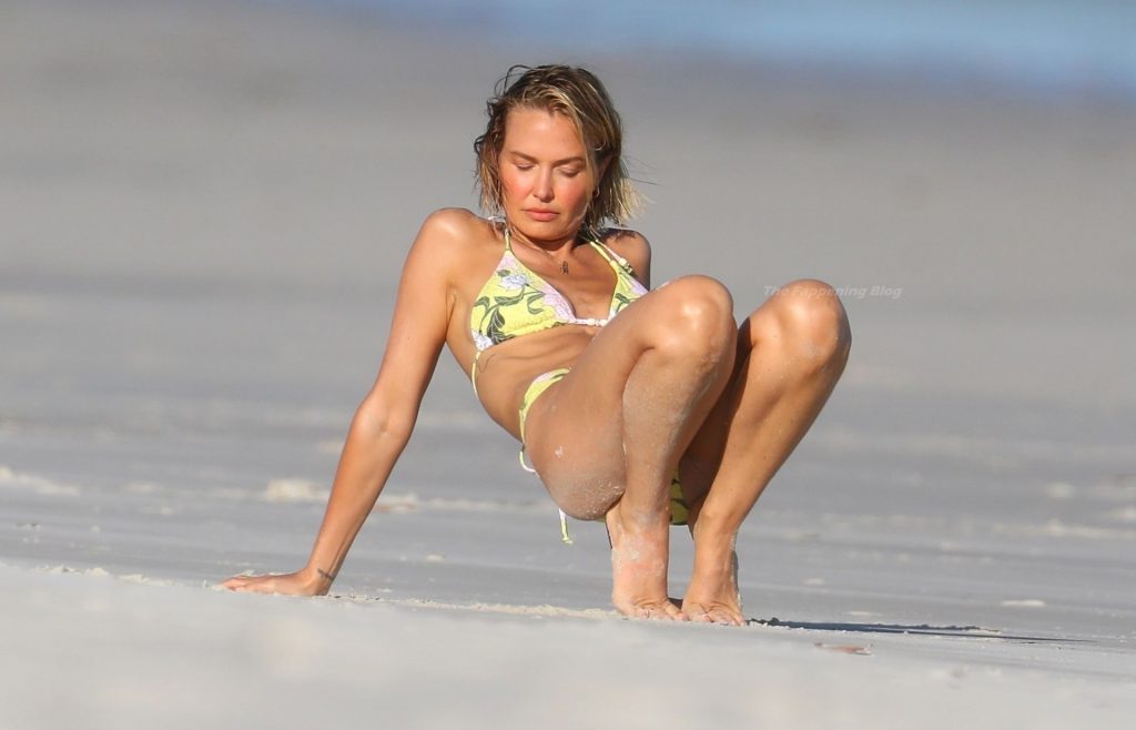Lara Worthington Displays Her Incredible Figure on the Beach in Sydney (48 Photos)