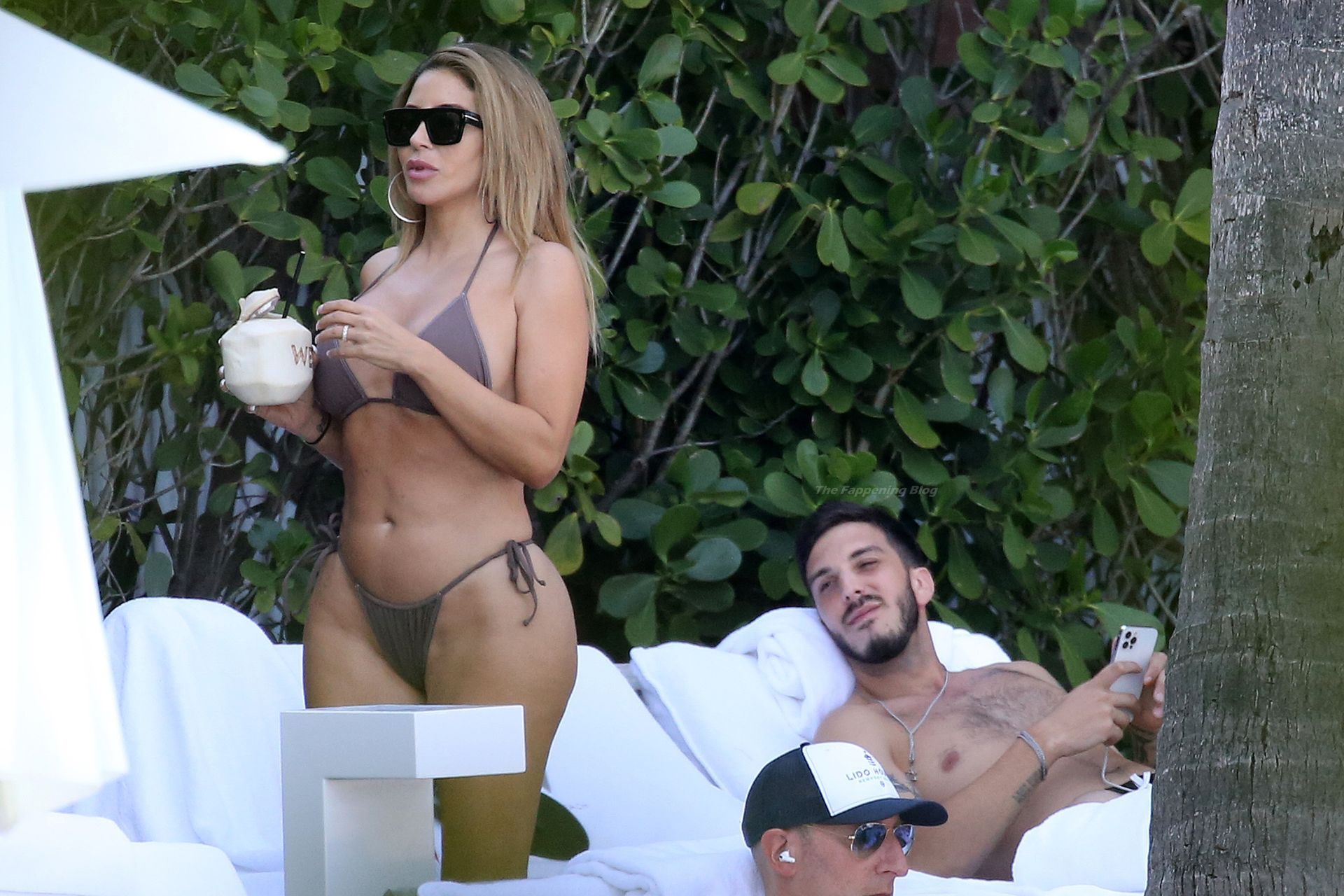 Busty Larsa Pippen Relaxes with a Mystery Man by the Pool in Miami (58 Phot...