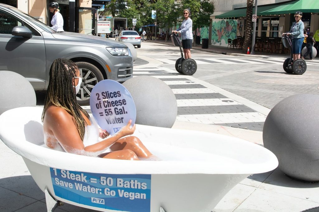 Nearly-nude Model Protests in Bathtub on Busy Street (4 Photos)