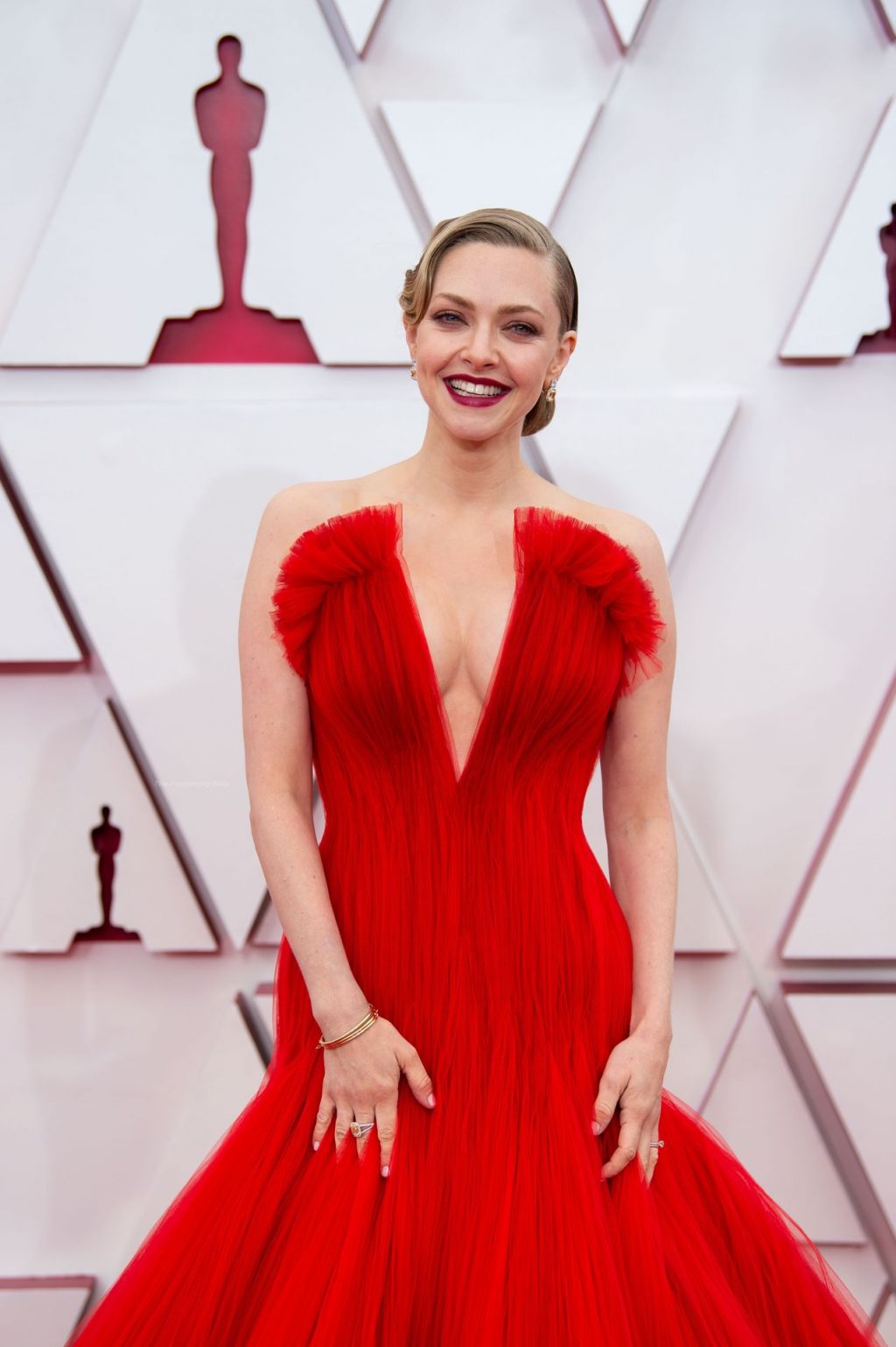 Amanda Seyfried Flaunts Her Tits on the Red Carpet of The 93rd Academy Awards (52 Photos)