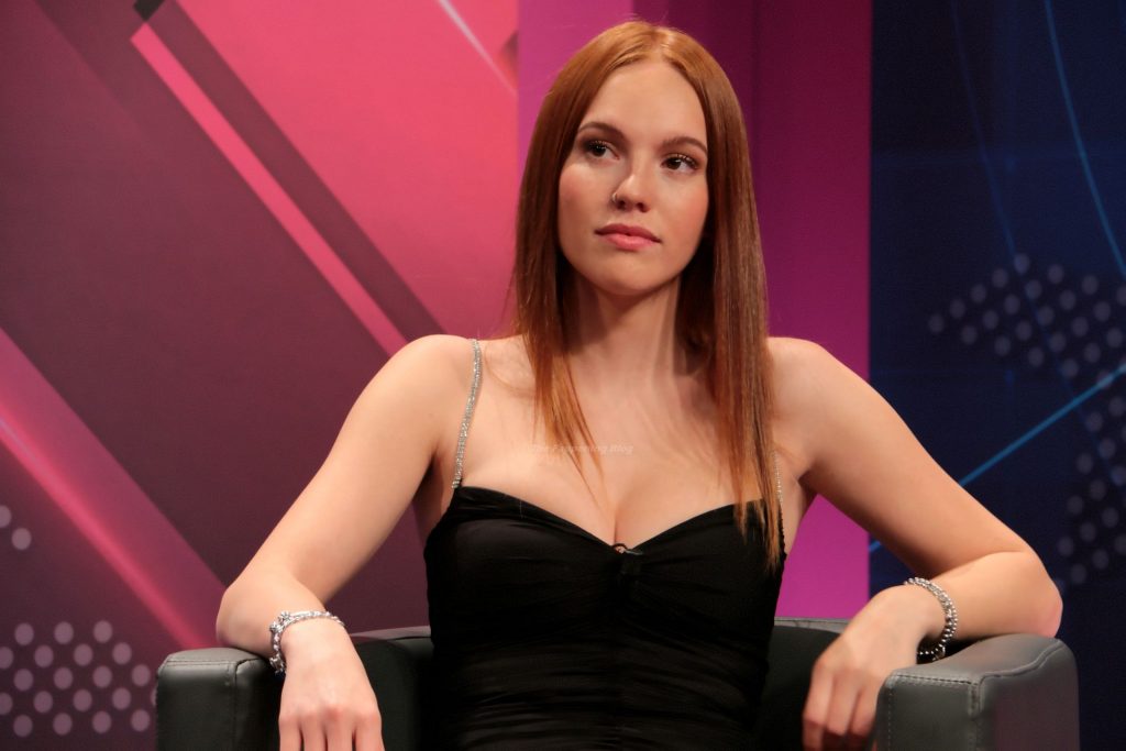 Anna Ciati Flaunts Her Young Body On TV Show (12 Photos)