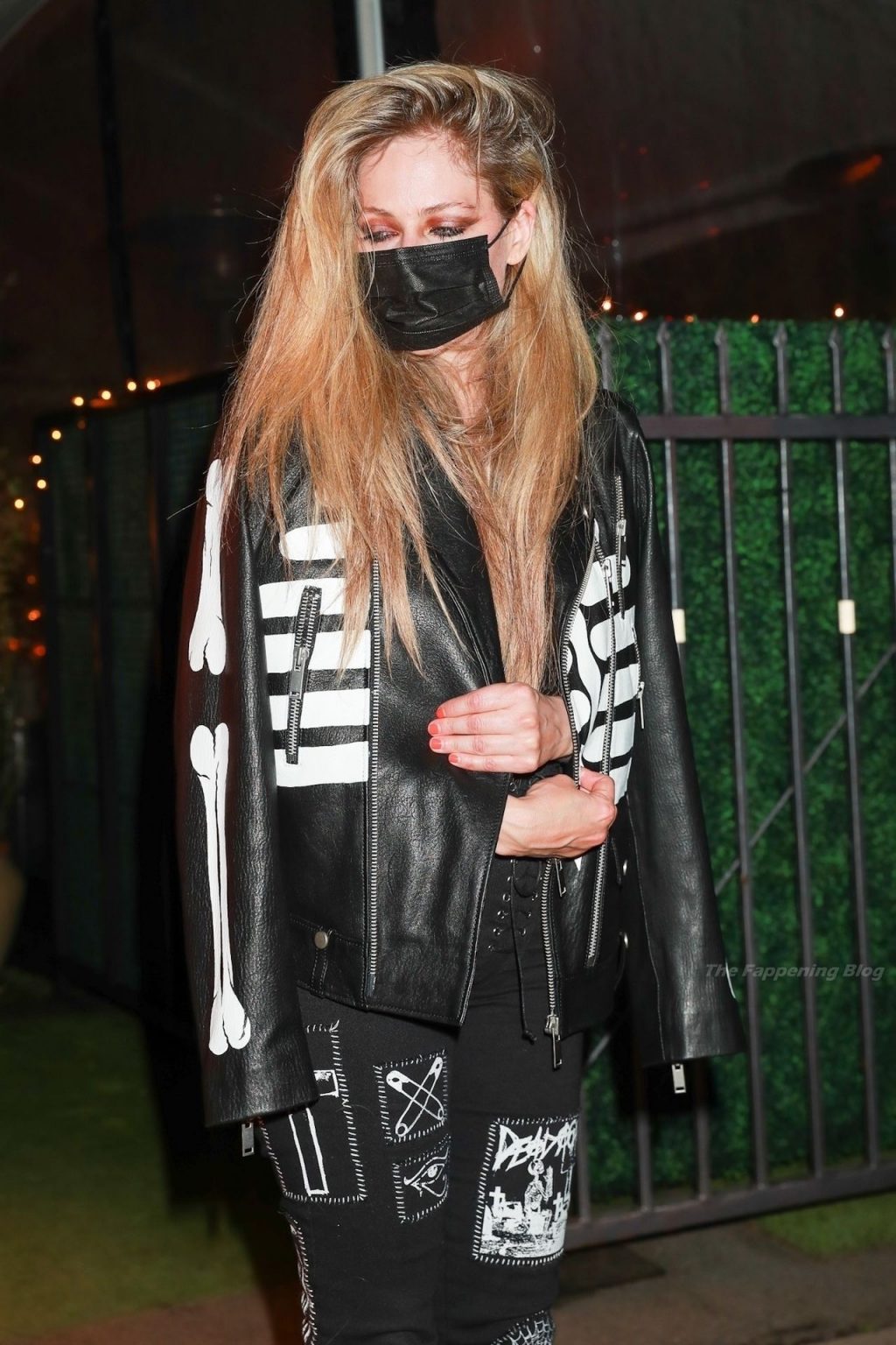 Avril Lavigne &amp; Mod Sun Finish Dinner at Giorgio Baldi (49 Photos)