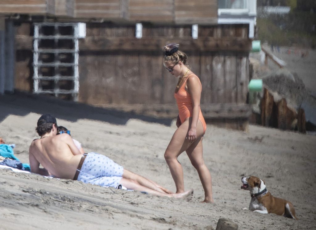 Zach Braff &amp; Florence Pugh Hit the Beach in Malibu (53 Photos)