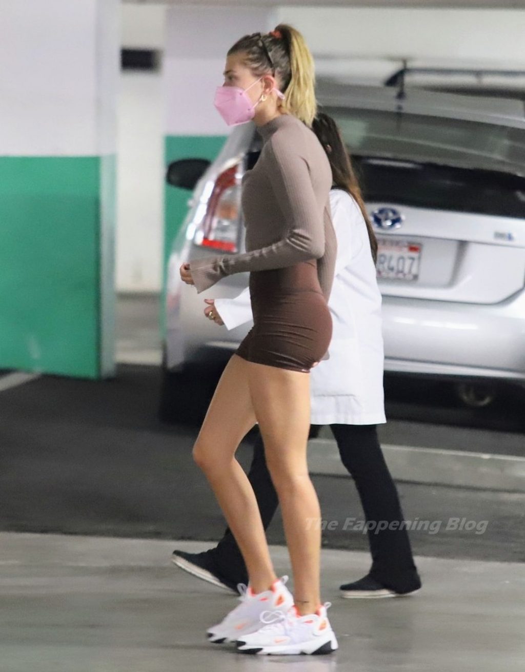 Hailey Bieber Dons Another Athleisure Ensemble While Running Errands in Santa Monica (34 Photos)