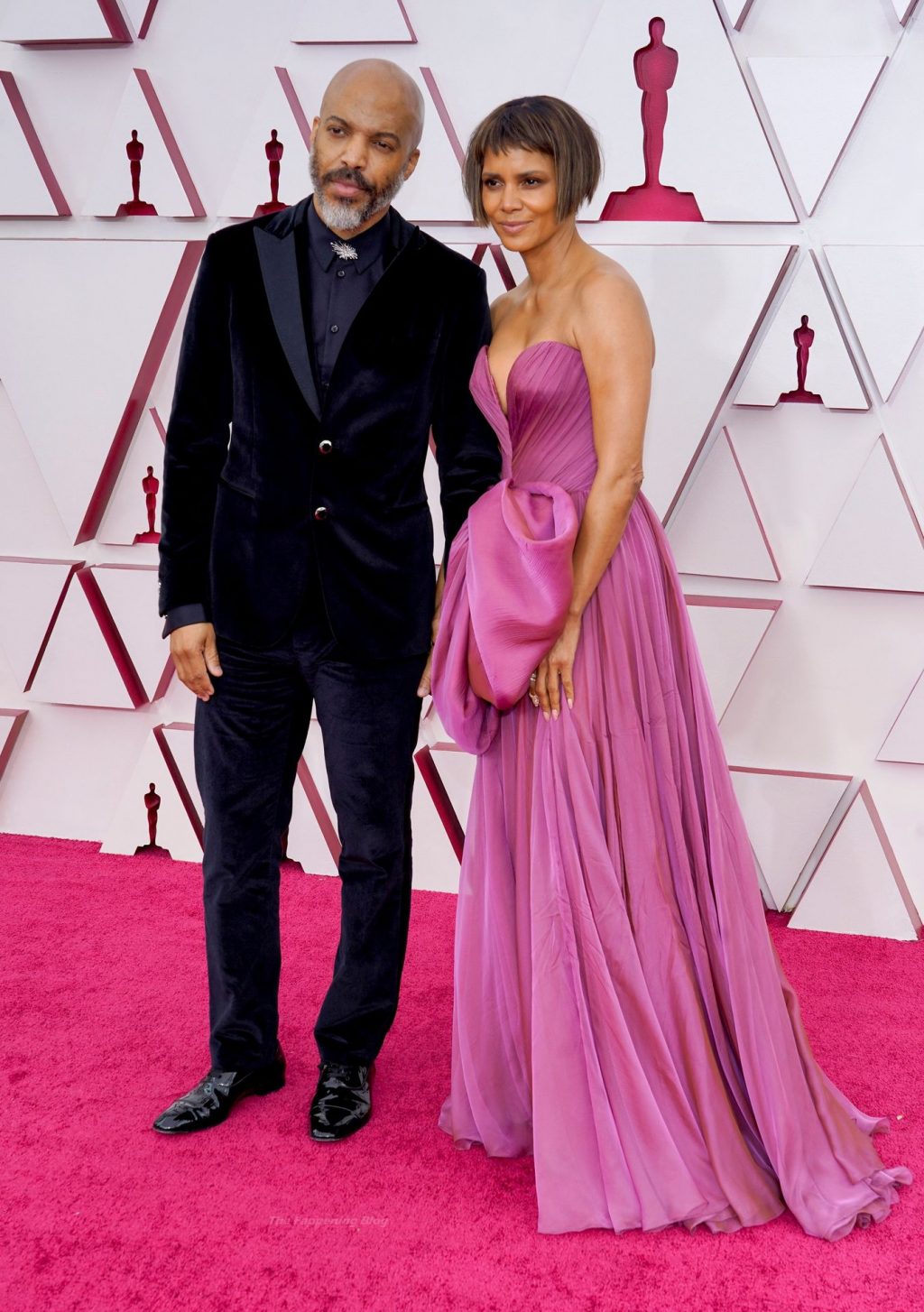 Halle Berry Shows Off Her Cleavage Wearing a Purple Gown at the 93rd Academy Awards (36 Photos)