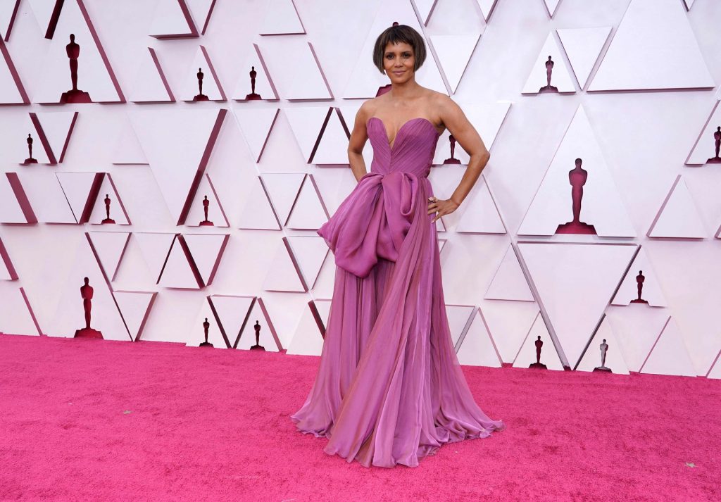 Halle Berry Shows Off Her Cleavage Wearing a Purple Gown at the 93rd Academy Awards (36 Photos)