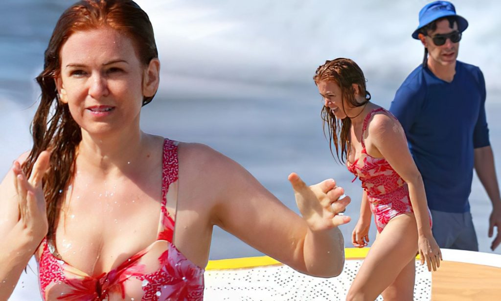 Isla Fisher Shows Off Her Sexy Body in a Swimsuit (6 New Photos)