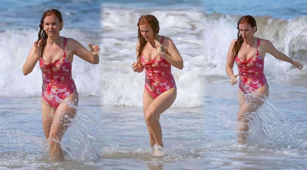 Isla Fisher Shows Off Her Sexy Body in a Swimsuit (6 New Photos)