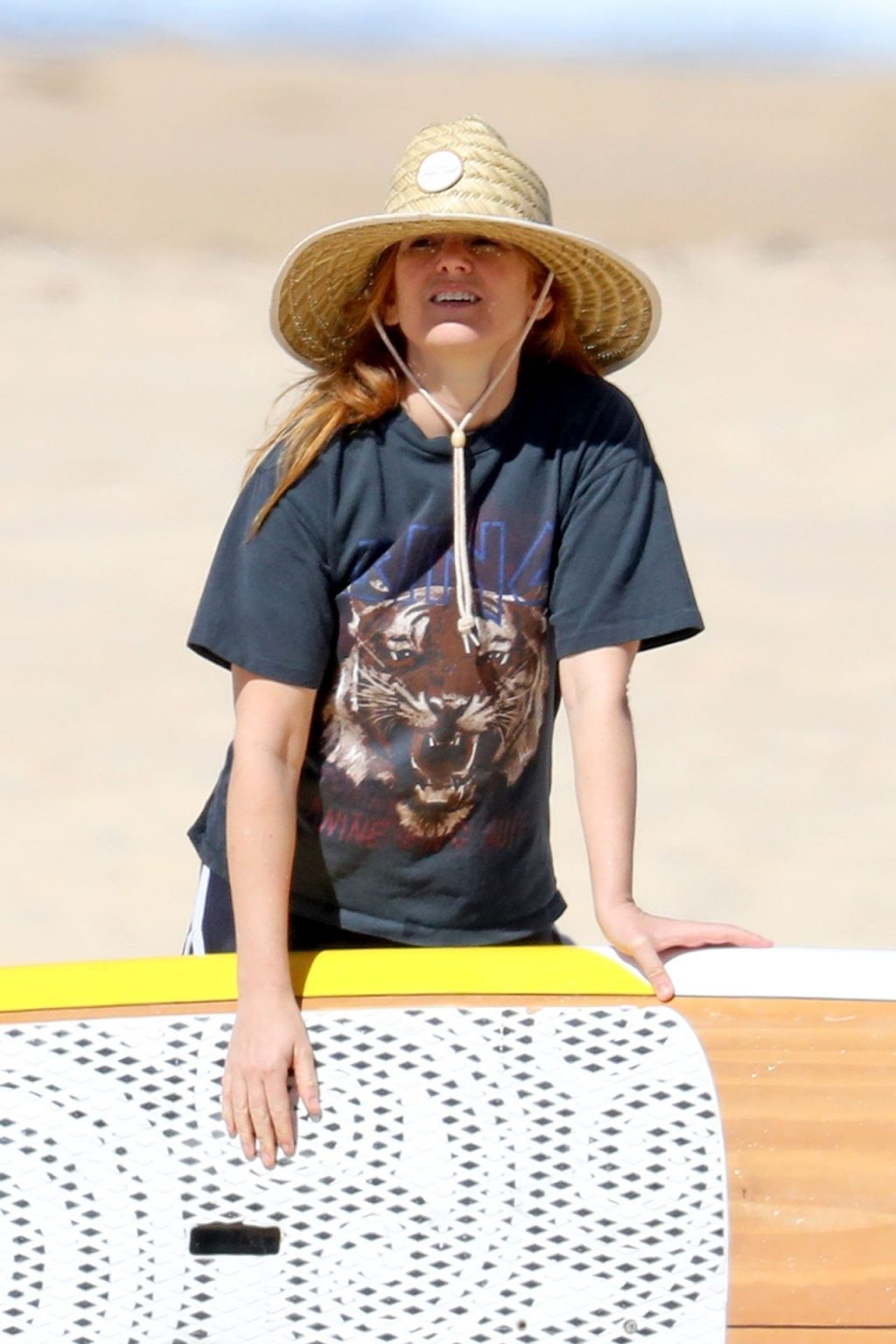 Isla Fisher Hits the Beach for Easter Getaway on the South Coast (43 Photos)