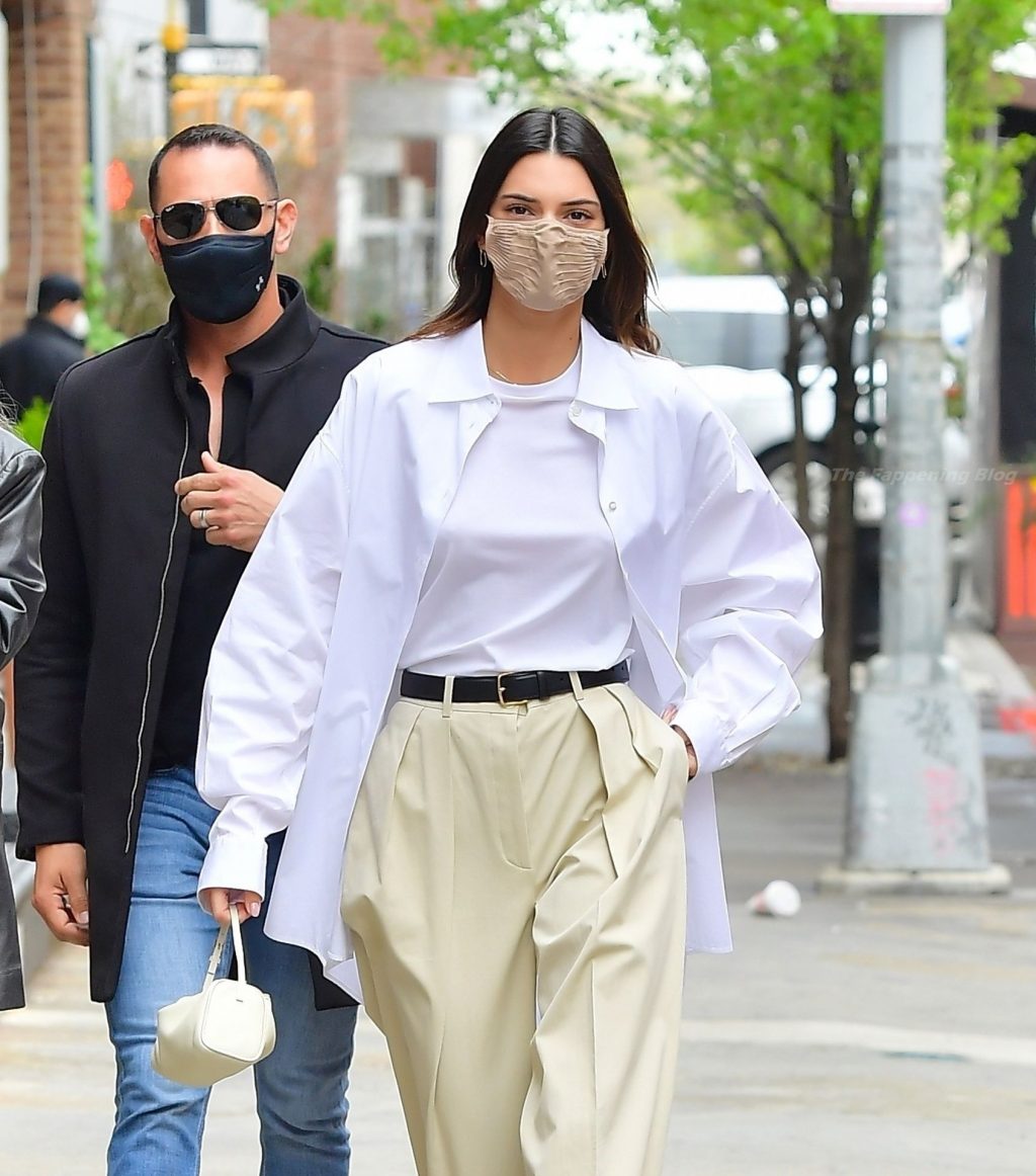 Kendall Jenner Goes Braless While Leaving Bubby’s in Tribeca (40 Photos)