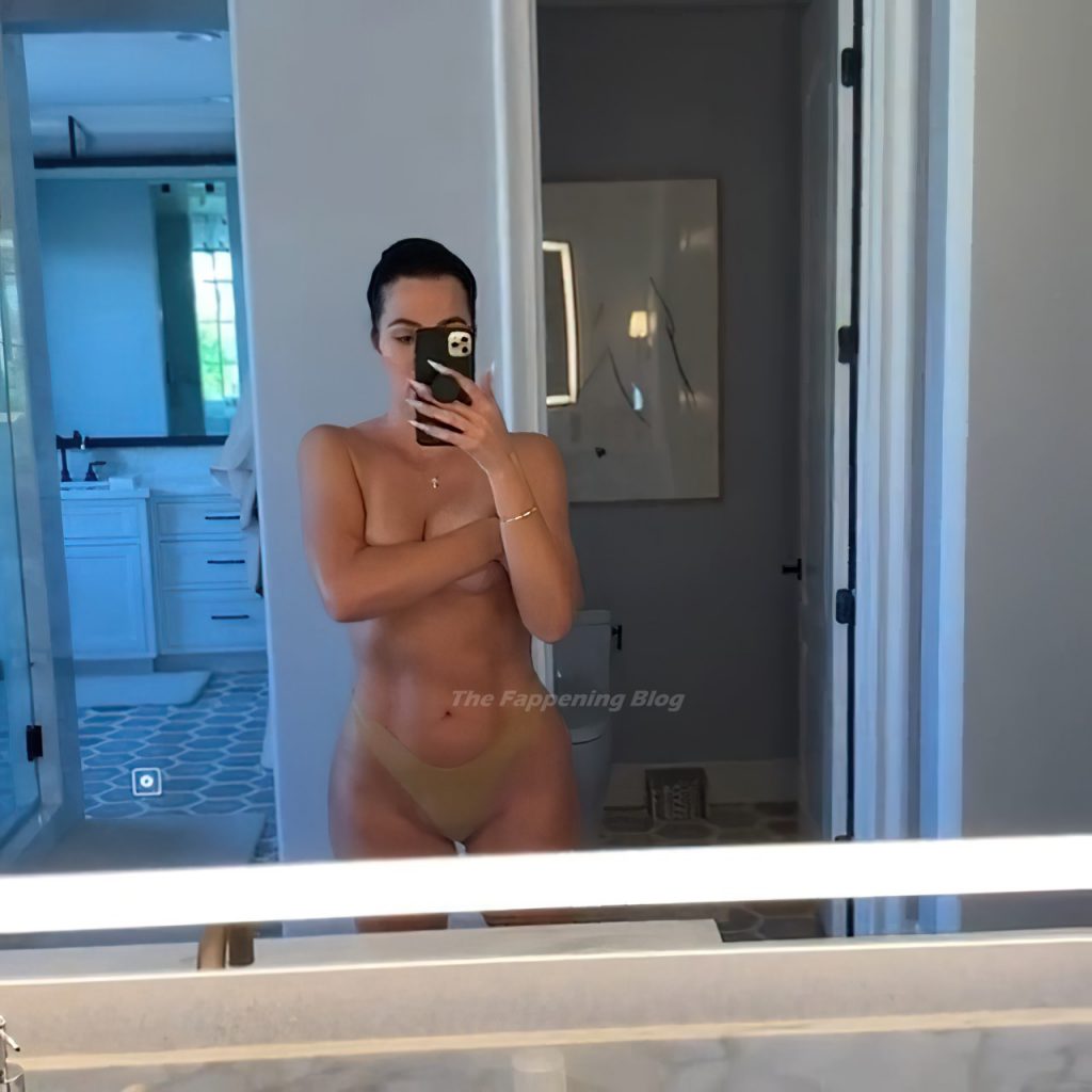 Khloé Kardashian Topless (5 Pics + Video)