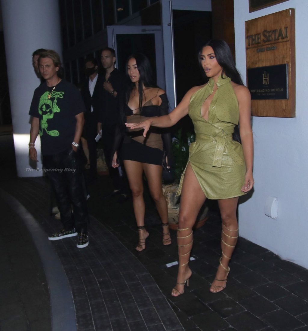 Kim Kardashian is All Smiles As She Parties with Friends in Miami (73 Photos)