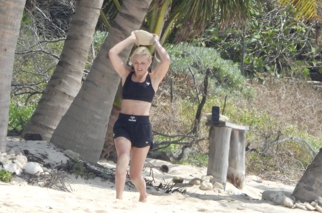 Lindsey Vonn Keeps in Shape on Her Mexican Vacation (38 Photos)