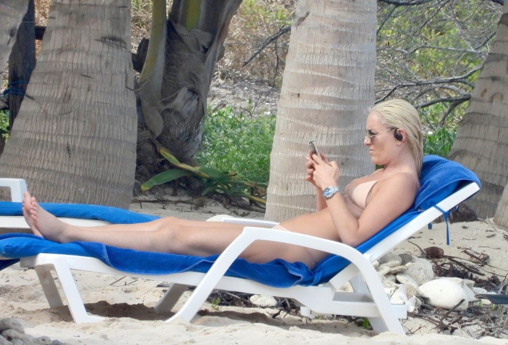 Lindsey Vonn Shows Off Her Stunning Figure on the Beach in Tulum (96 Photos)