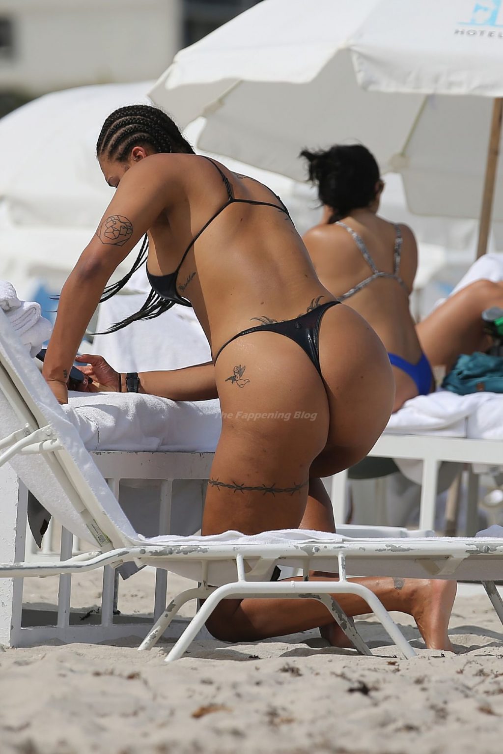 Liz Cambage Shows Off Body in a Tiny Black Bikini On the Beach in Miami (51 Photos)