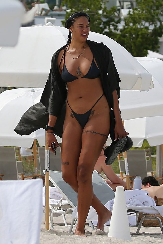 Liz Cambage Shows Off Body In A Tiny Black Bikini On The Beach In Miami 1026