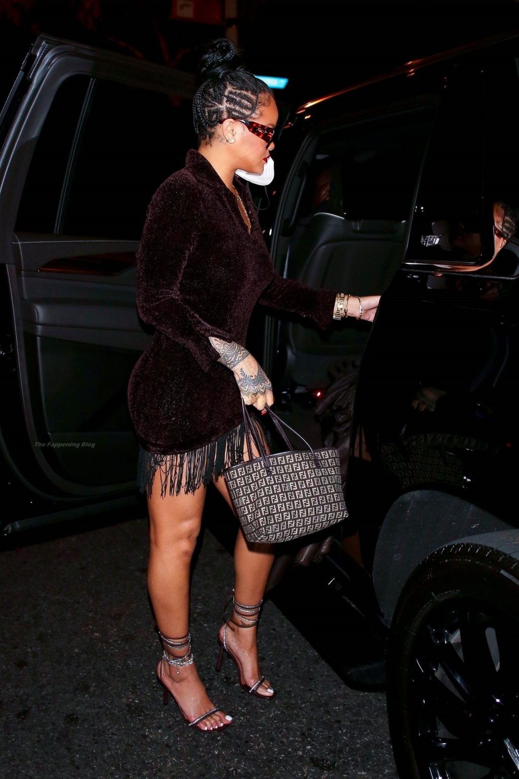 Rihanna Shows Off Her Sexy Legs (16 New Photos)