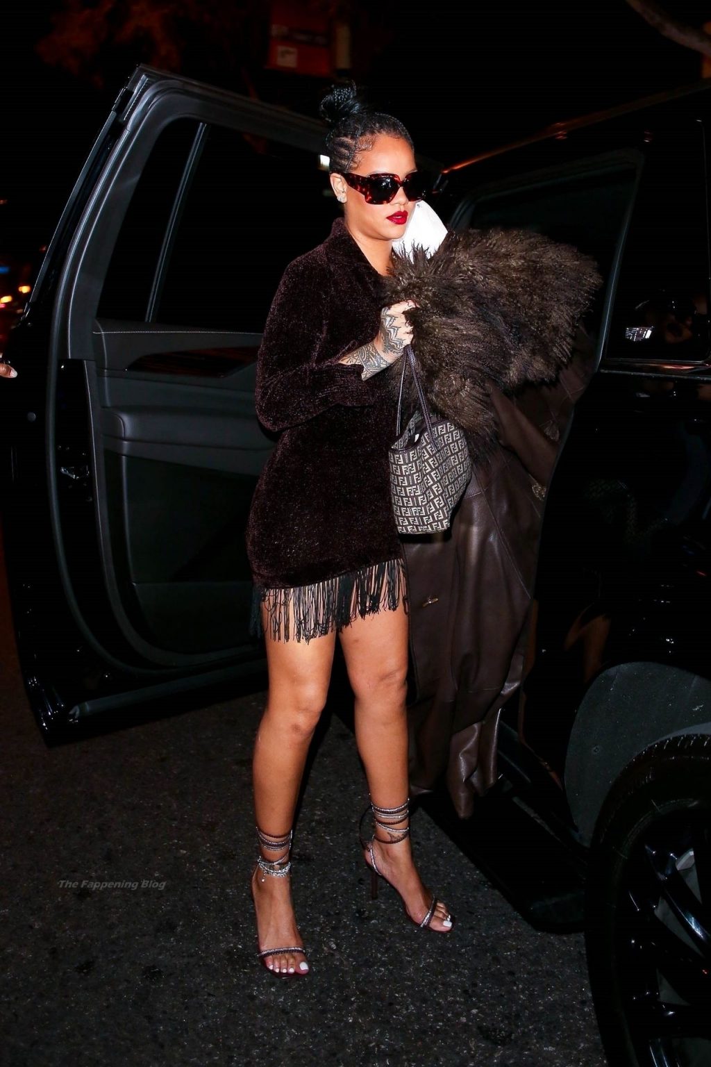 Rihanna Shows Off Her Sexy Legs (16 New Photos)