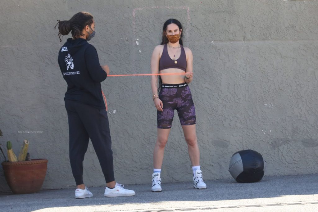 Rumer Willis Has a Strong Start To Her Week With Training Exercises Alongside a Fitness Coach (50 Photos)