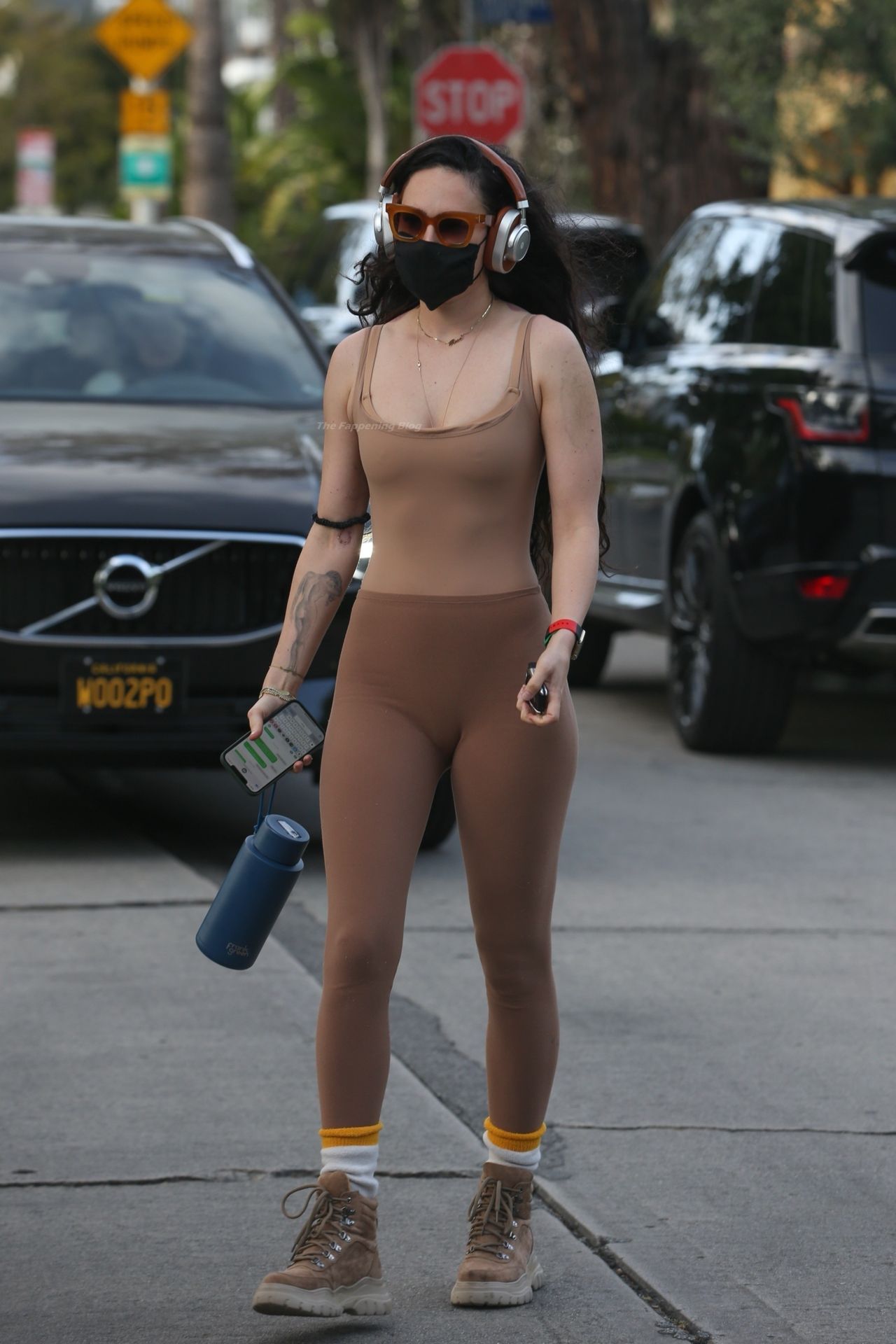 Rumer Willis shows off her chic figure in a nude workout fit and listens to...