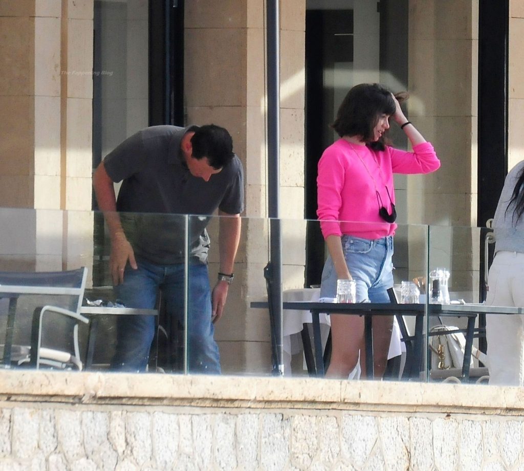 Ana De Armas Looks to Be in Good Spirits as She Enjoys Breakfast at Palma De Mallorca (42 Photos)