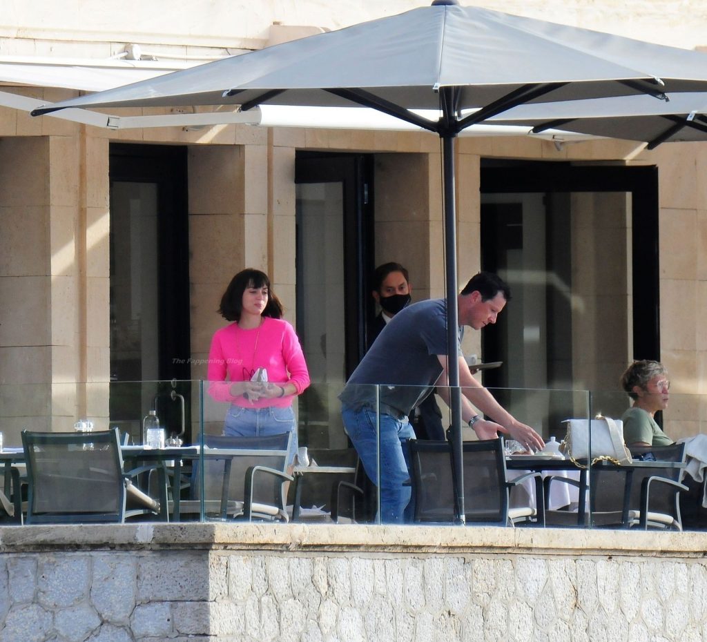 Ana De Armas Looks to Be in Good Spirits as She Enjoys Breakfast at Palma De Mallorca (42 Photos)