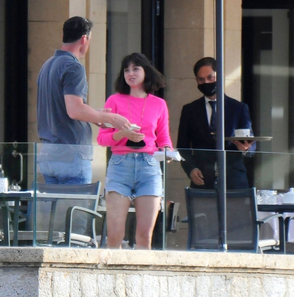 Ana De Armas Looks to Be in Good Spirits as She Enjoys Breakfast at Palma De Mallorca (42 Photos)