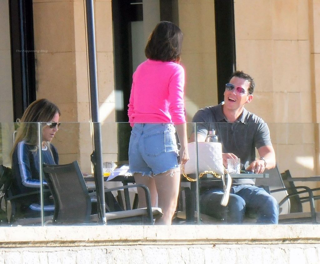 Ana De Armas Looks to Be in Good Spirits as She Enjoys Breakfast at Palma De Mallorca (42 Photos)