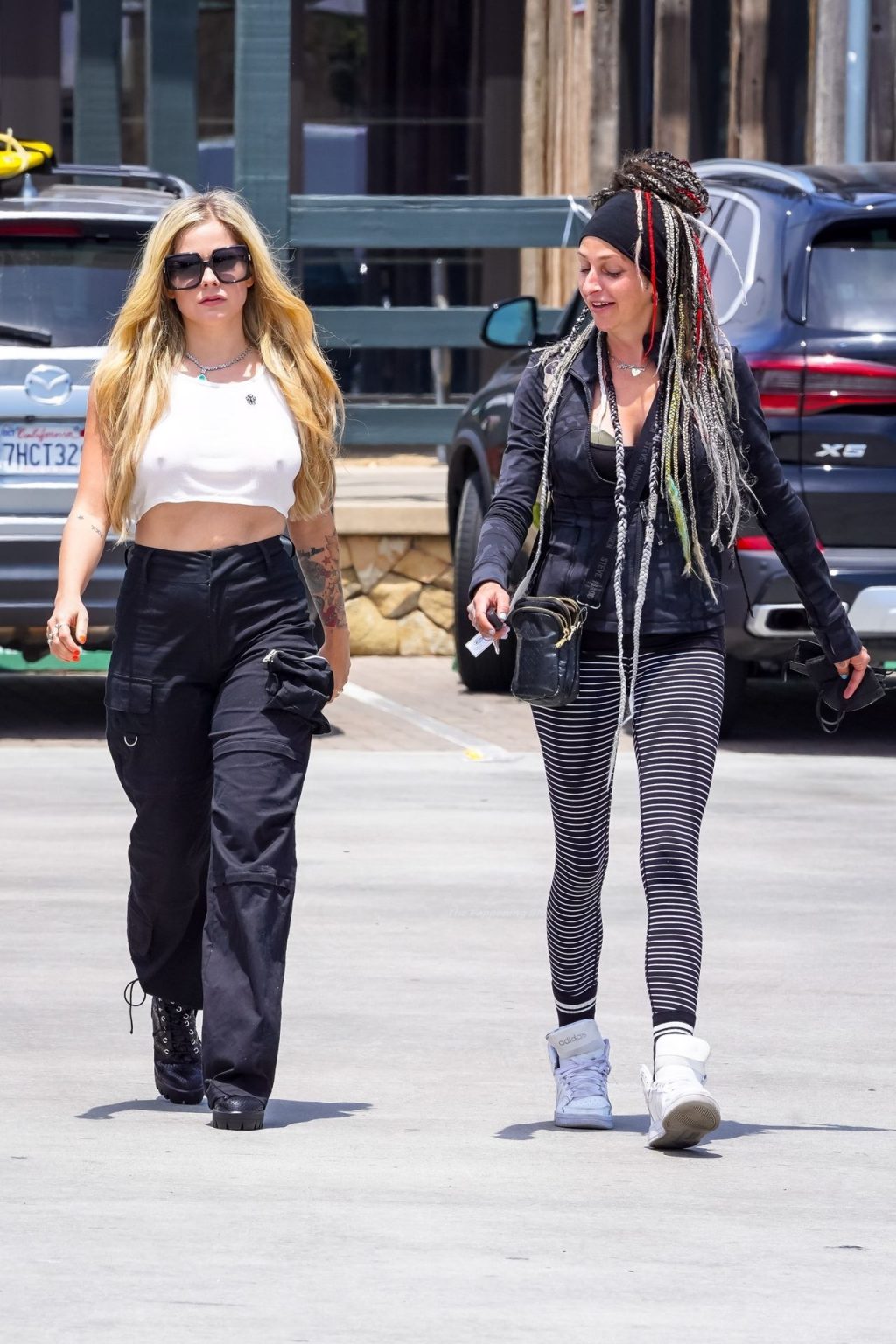 Avril Lavigne is Braless and Giggly in Malibu (35 Photos)