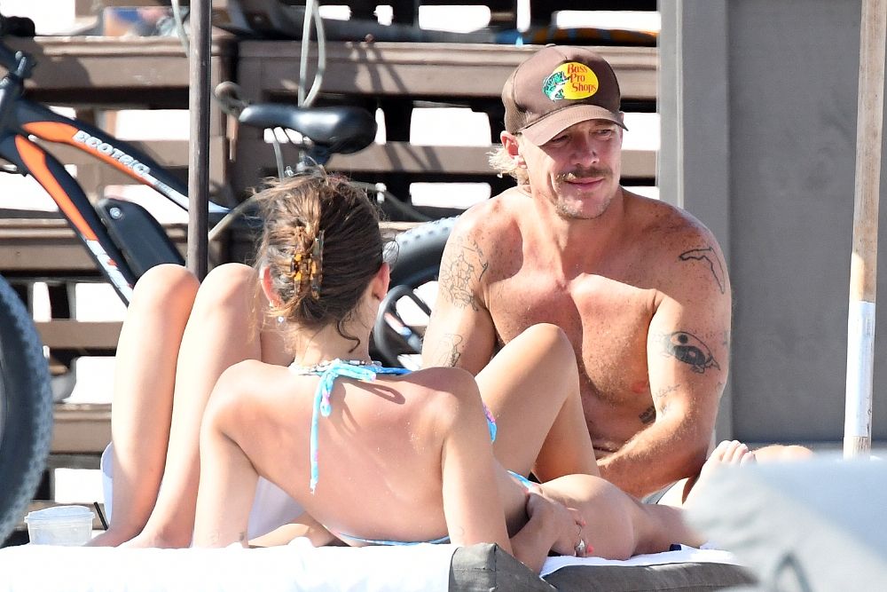 DJ Diplo Looks Happy With Girls on the Beach in Miami (29 Photos)