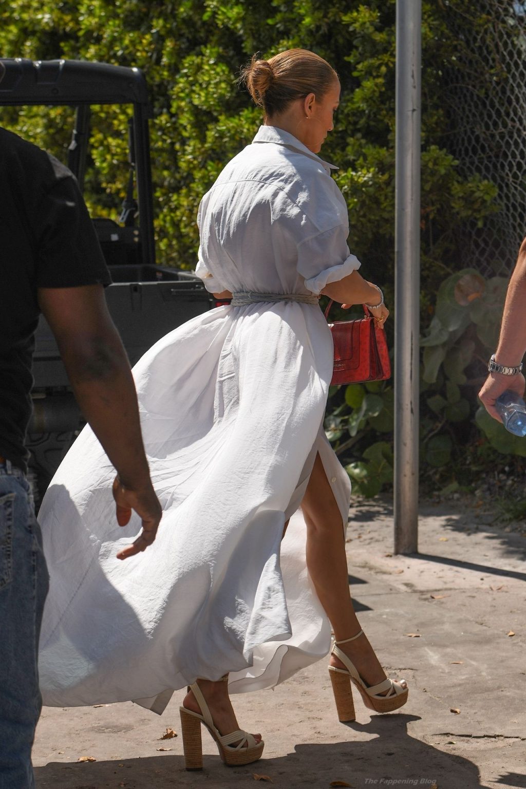 Jennifer Lopez Goes to Lunch with Family and Friends on the Bay of Miami Beach (24 Photos)