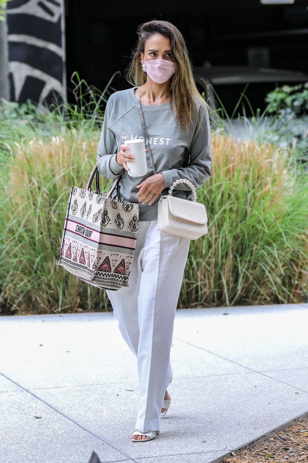 Braless Jessica Alba Arrives at Her Office Wearing an Honest Sweatshirt (45 Photos)