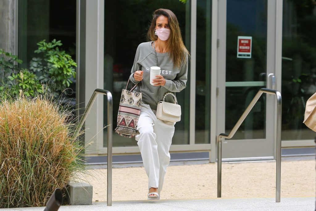 Braless Jessica Alba Arrives at Her Office Wearing an Honest Sweatshirt (45 Photos)