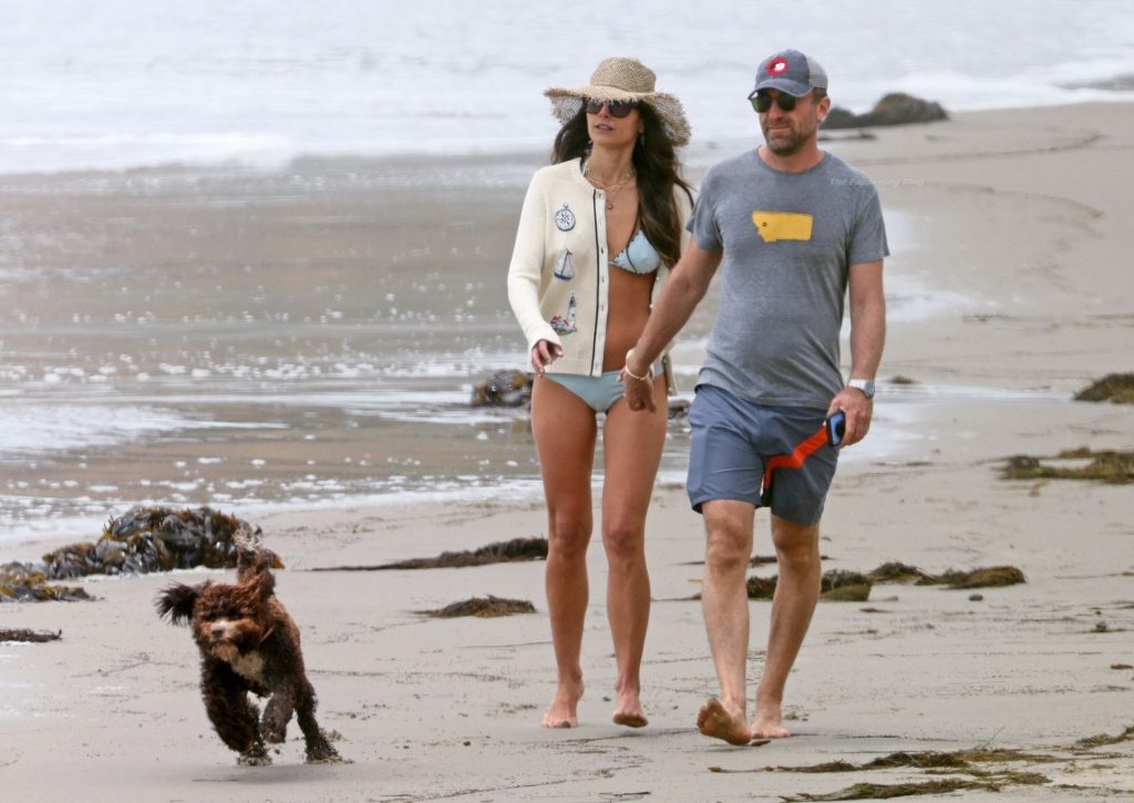 Jordana Brewster &amp; Mason Morfit Have a Romantic Picnic at the Beach (34 Photos)