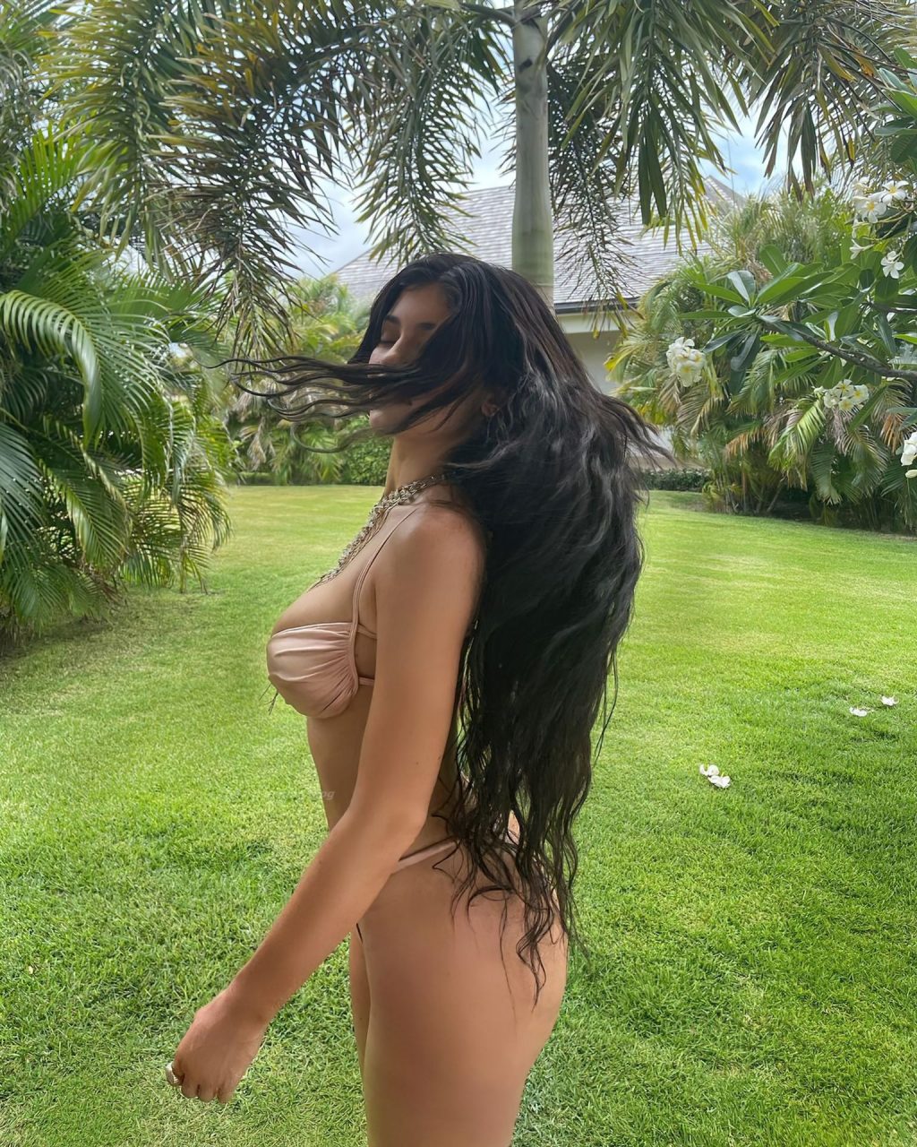 Kylie Jenner Looks Hot (5 New Photos)