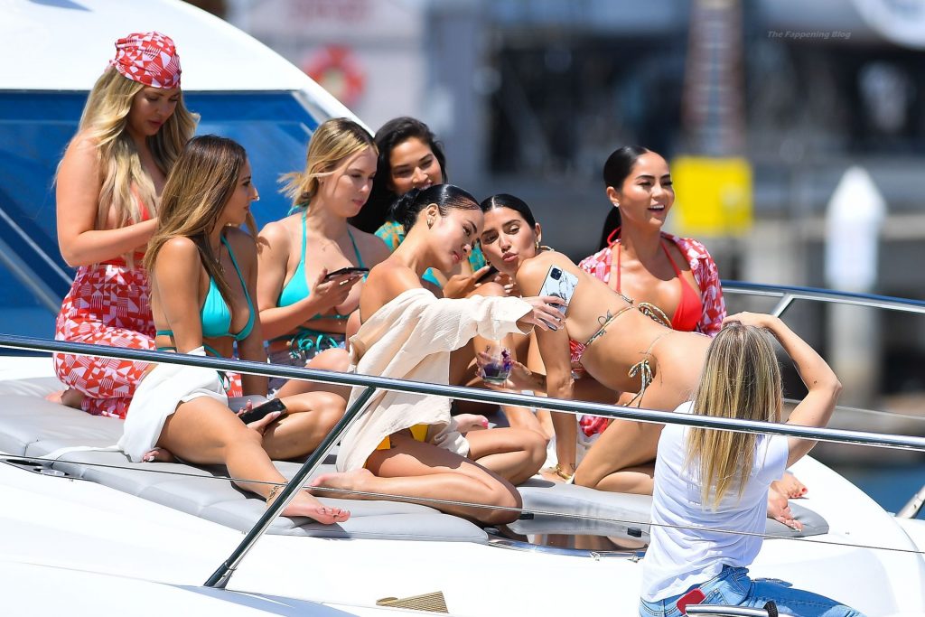 Nicole Williams Enjoys Yacht Party With Shanina Shaik And Other Chicks (23 Photos + Video)