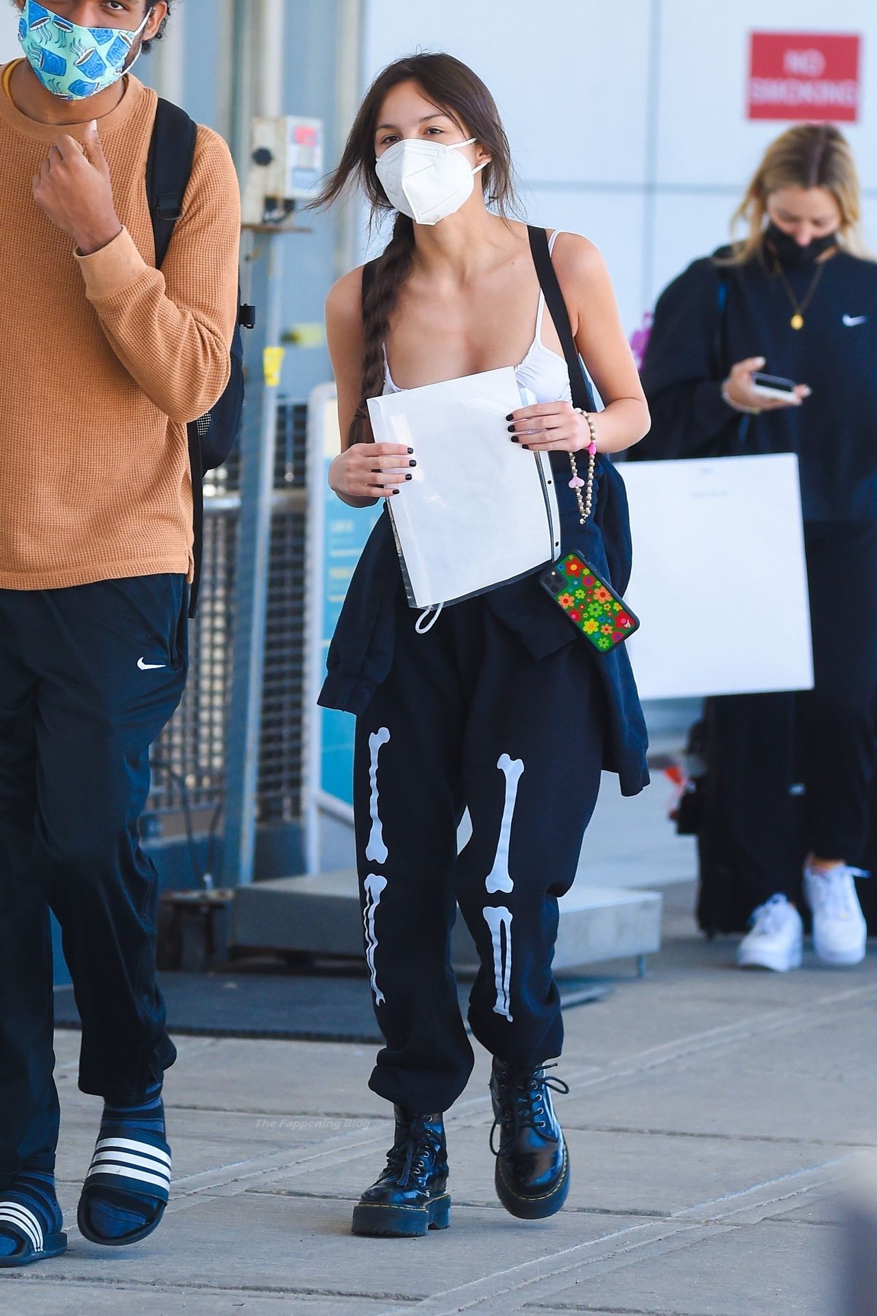 Olivia Rodrigo Arrives at JFK Airport in NYC Ahead of her SNL Performance (...