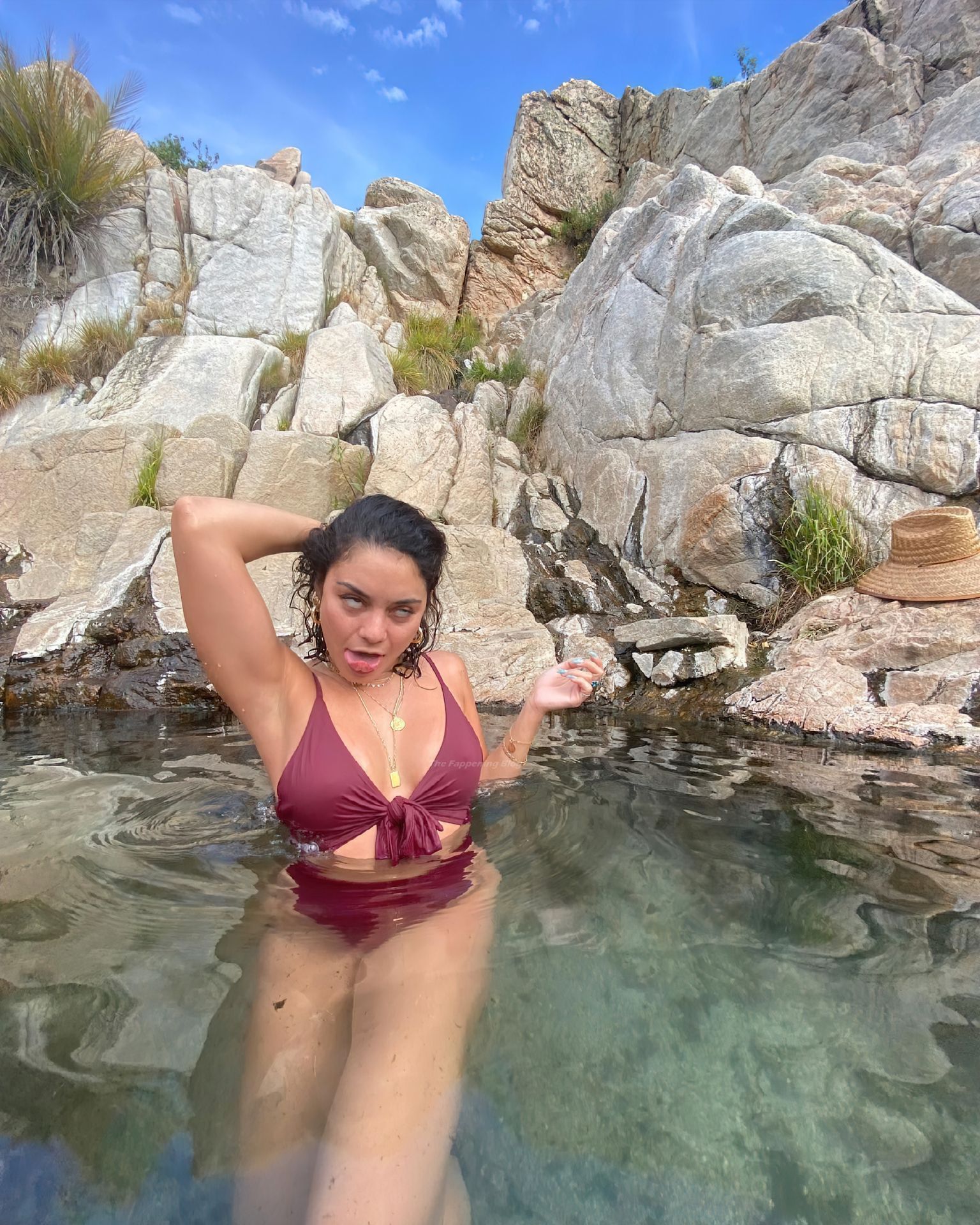 Vanessa Hudgens Sexy (13 Photos + Video) .