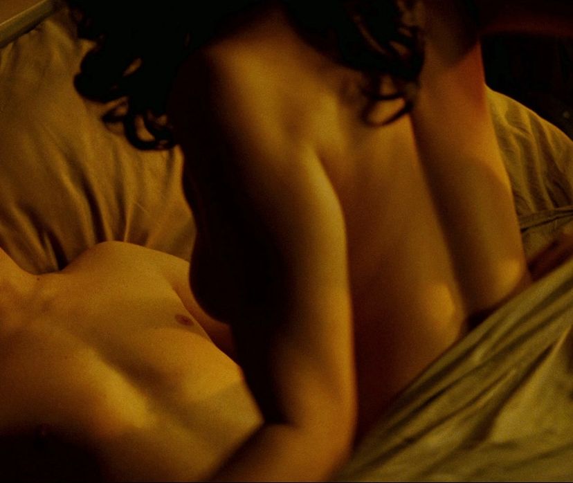 jessica-parker-kennedy-sex-scene-699159-thefappeningblog.com.jpg.