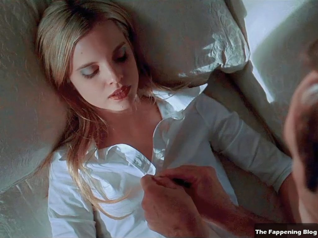 Mena Suvari Nude – American Beauty (14 Pics + Remastered &amp; Enhanced Video)