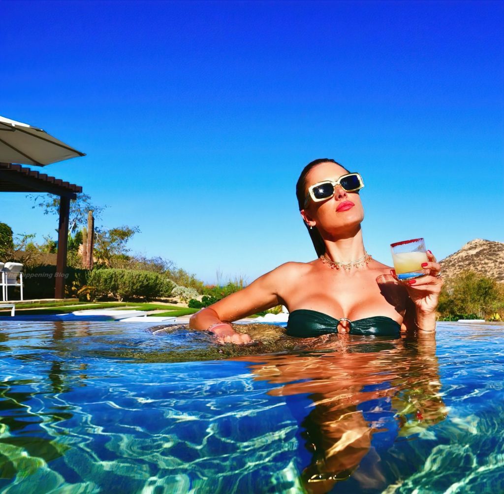 Alessandra Ambrosio Enjoys Her Vacation in Mexico (8 Photos)