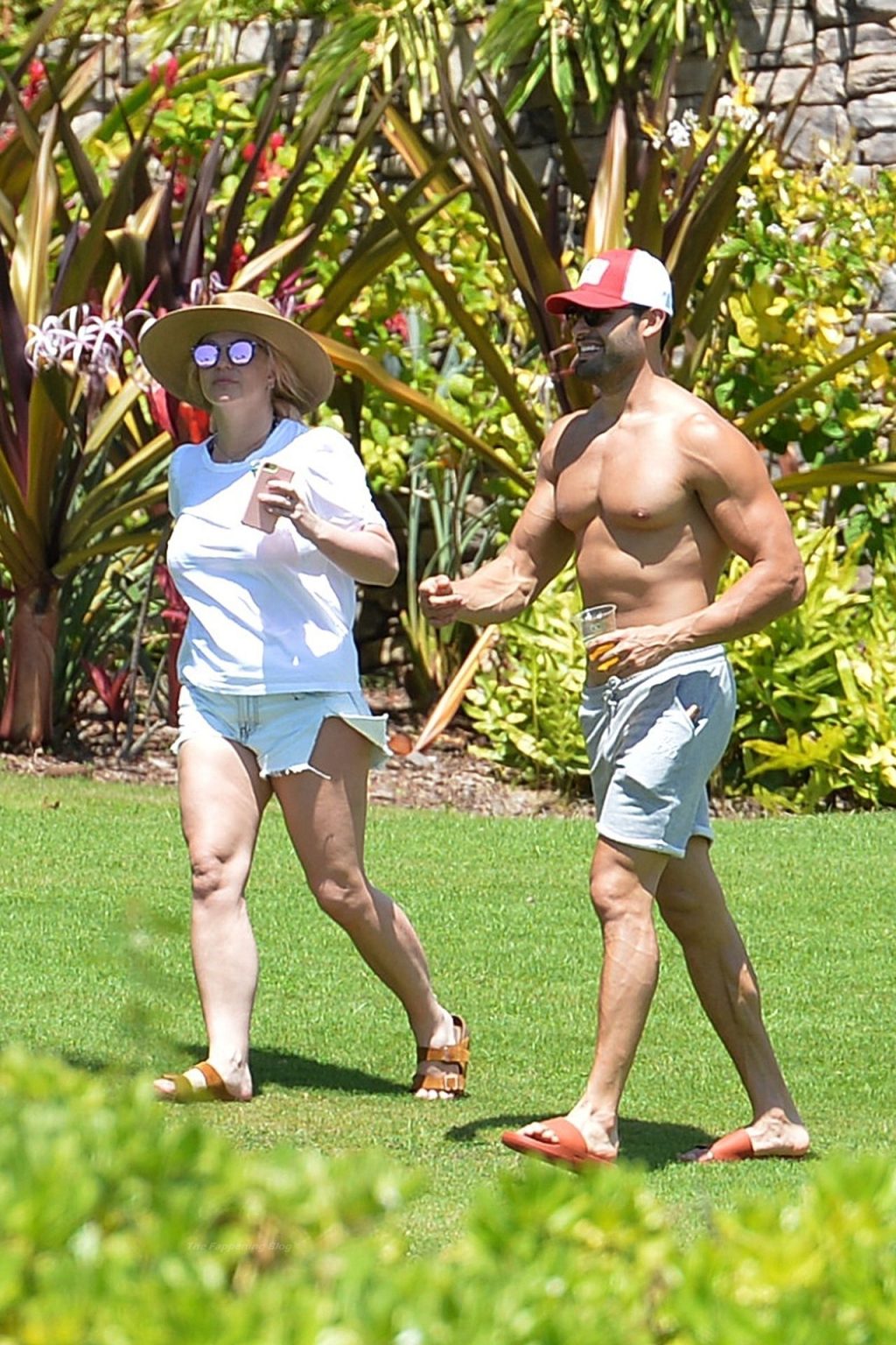 Britney Spears and Her Boyfriend Sam Asghari Escape to Maui After Britney’s Explosive Hearing (31 Photos)