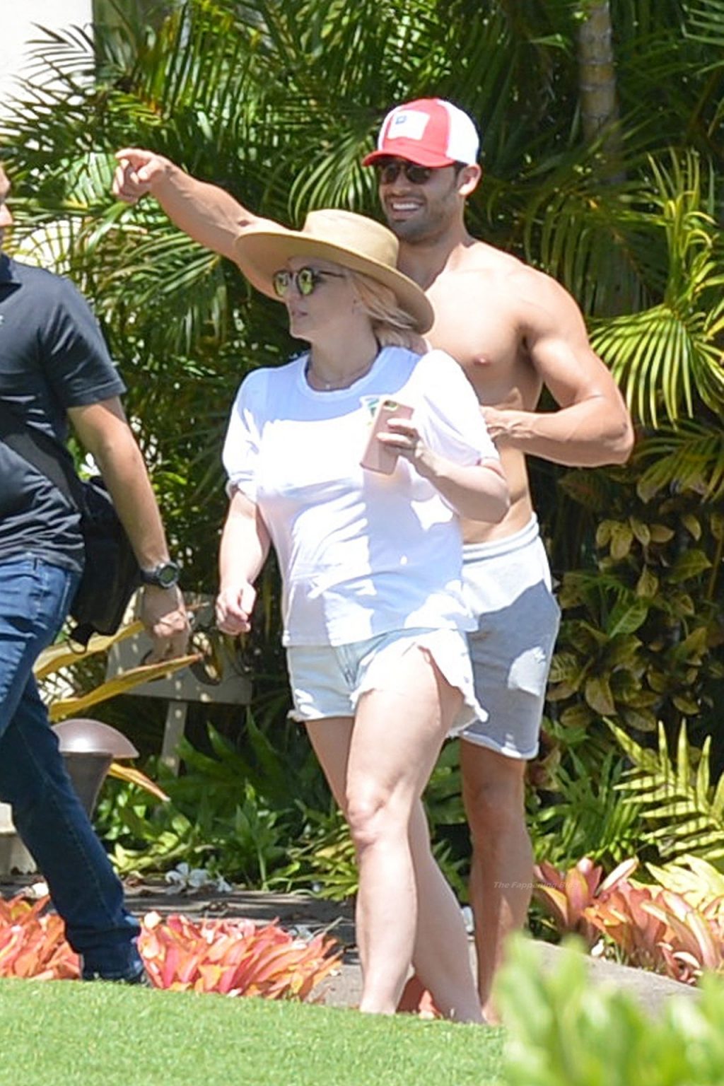 Britney Spears and Her Boyfriend Sam Asghari Escape to Maui After Britney’s Explosive Hearing (31 Photos)