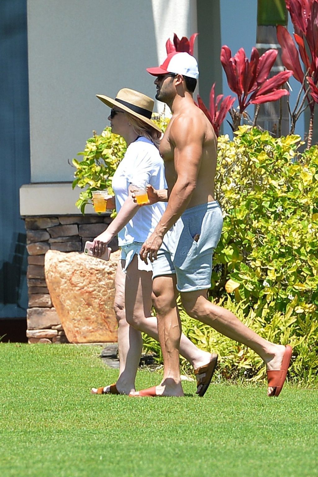 Britney Spears and Her Boyfriend Sam Asghari Escape to Maui After Britney’s Explosive Hearing (31 Photos)
