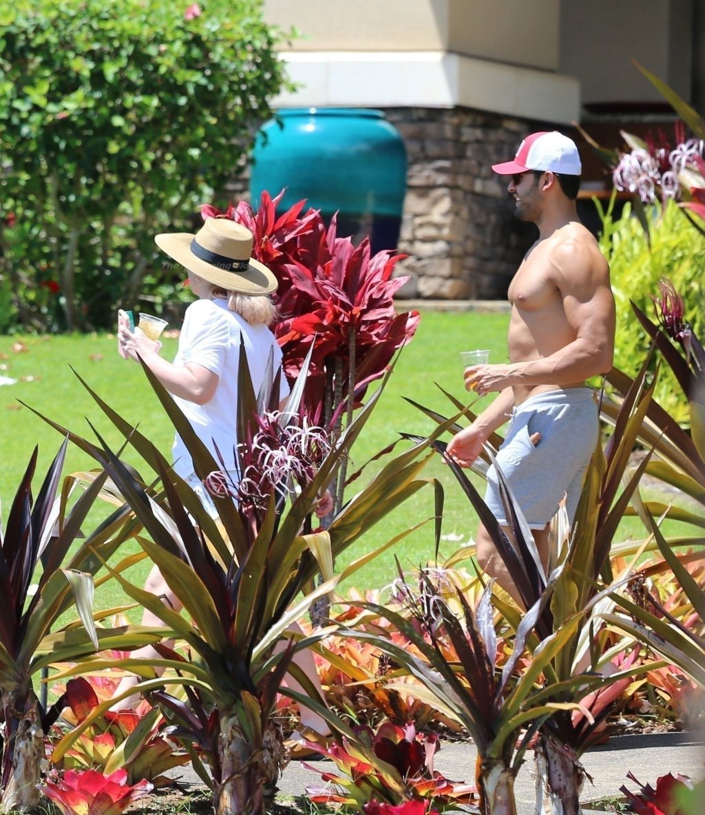 Britney Spears and Her Boyfriend Sam Asghari Escape to Maui After Britney’s Explosive Hearing (31 Photos)