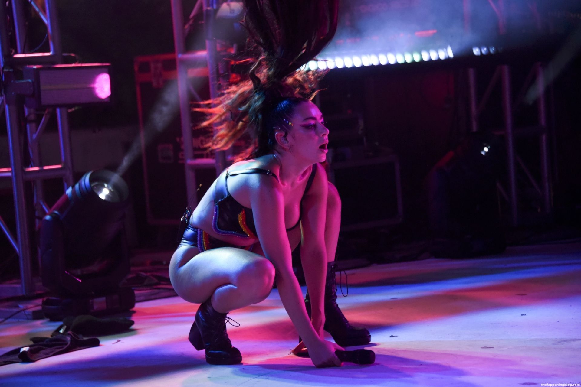 Charli-XCX-Sexy-on-Stage-12-thefappeningblog.com_.jpg