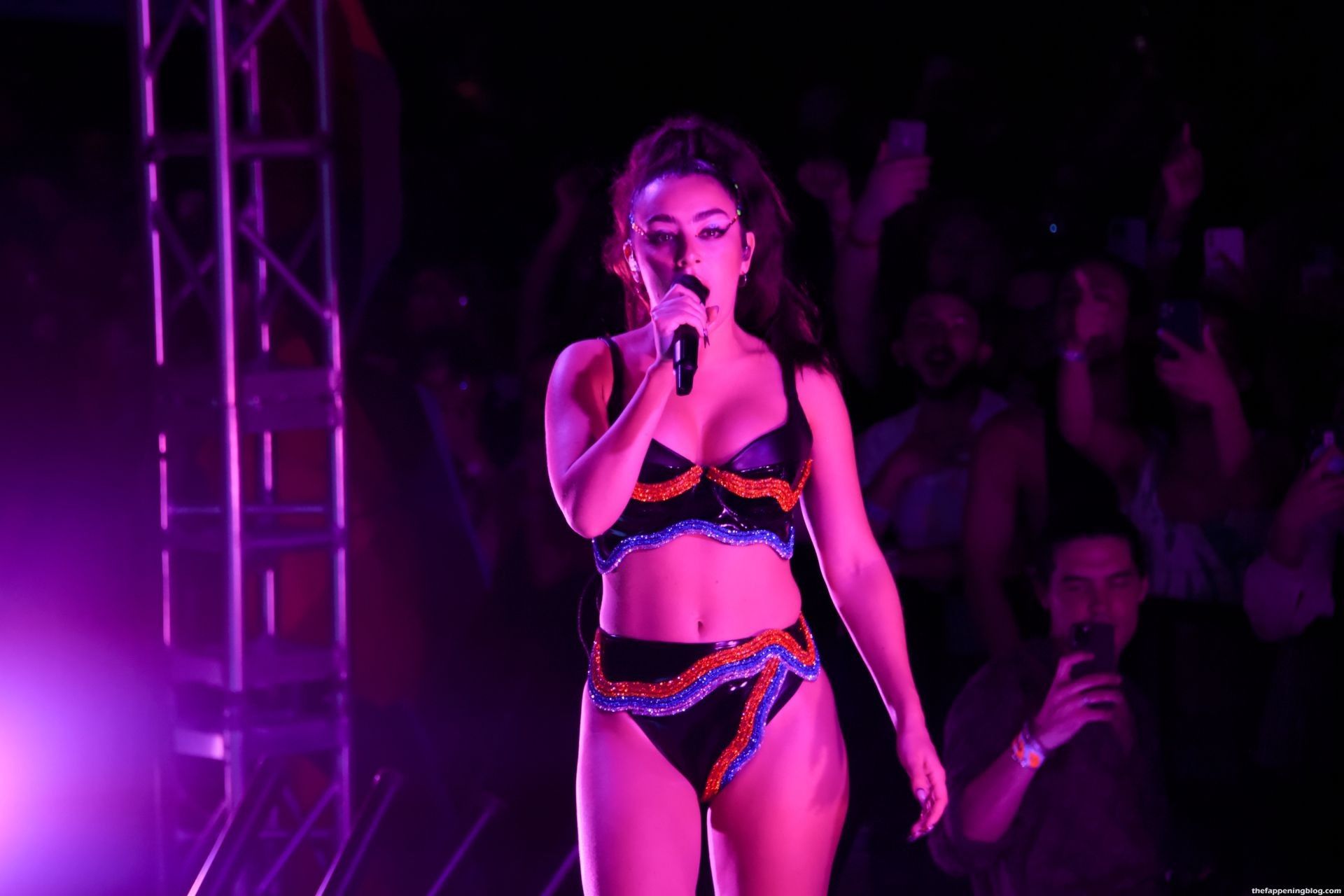 Charli XCX Performs at The Oasis (93 Photos) .