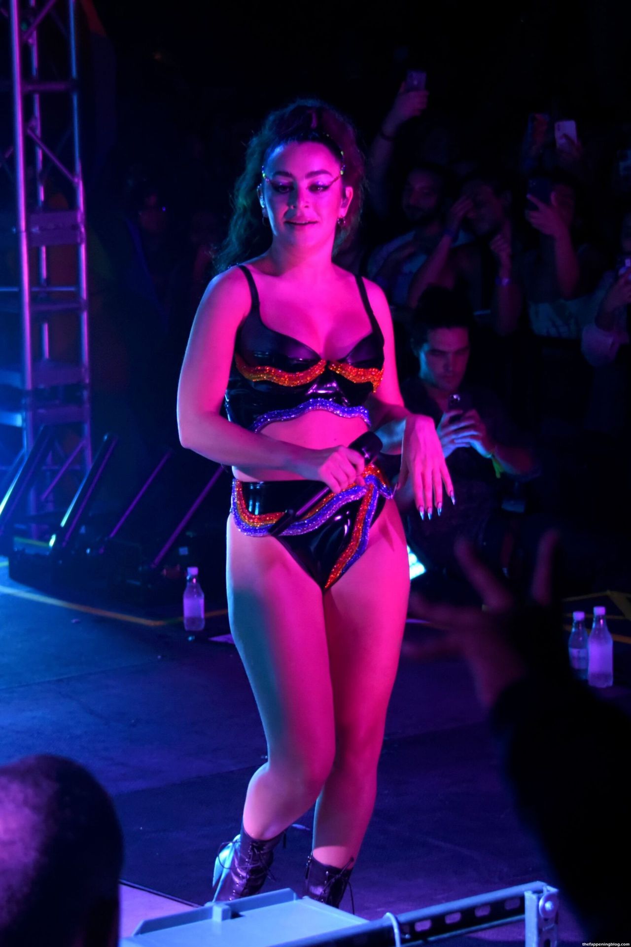 Charli-XCX-Sexy-on-Stage-17-thefappeningblog.com_.jpg