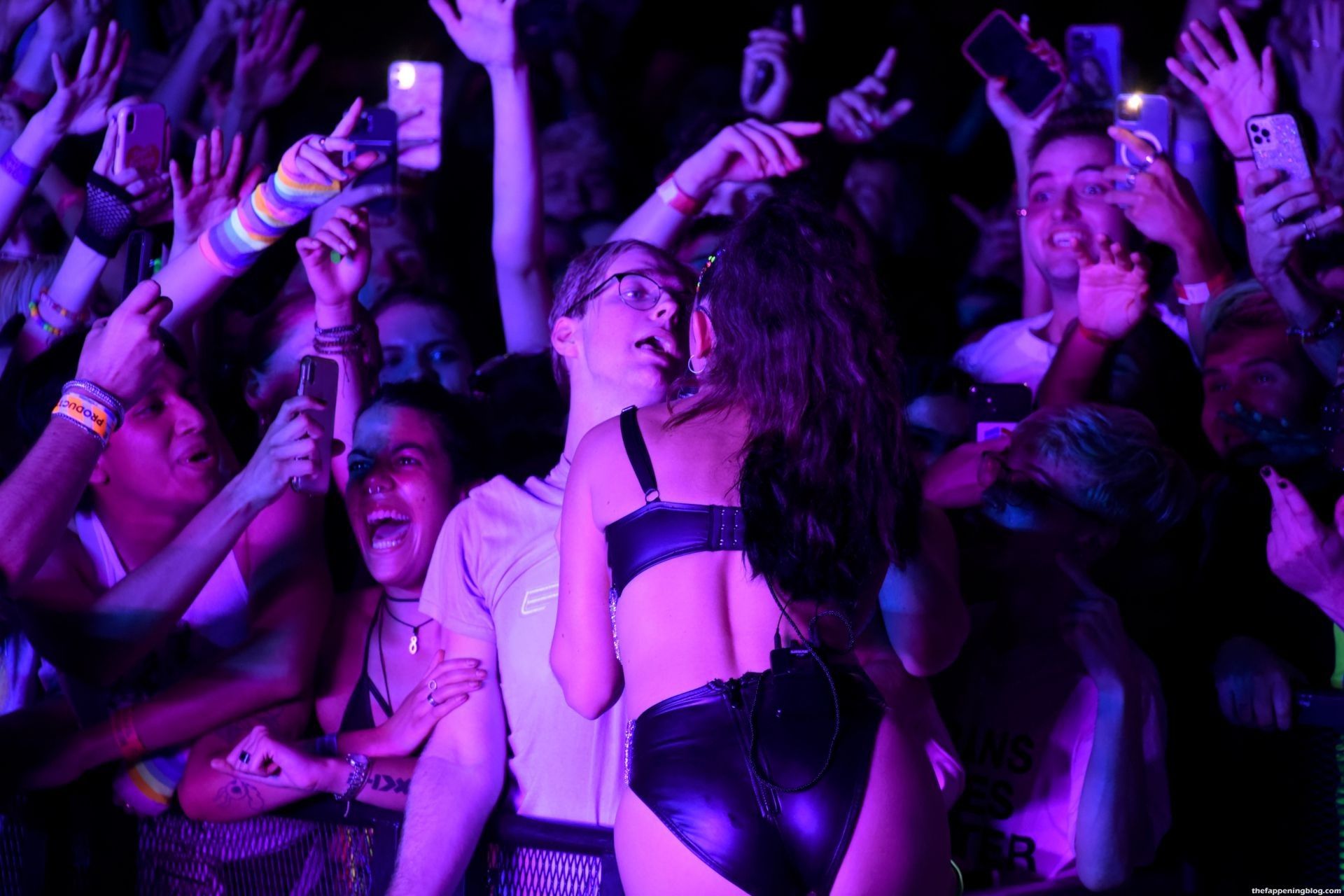 Charli-XCX-Sexy-on-Stage-19-thefappeningblog.com_.jpg